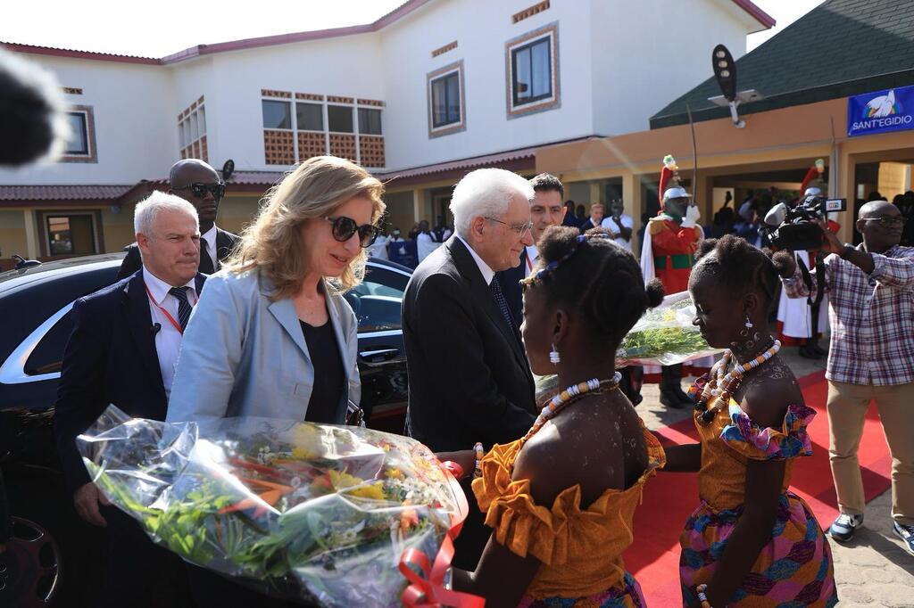 O Presidente Mattarella visita a Comunidade de Sant'Egidio em Abidjan: "Obrigado porque estão a amadurecer um sonho que, através da esperança, se torna realidade